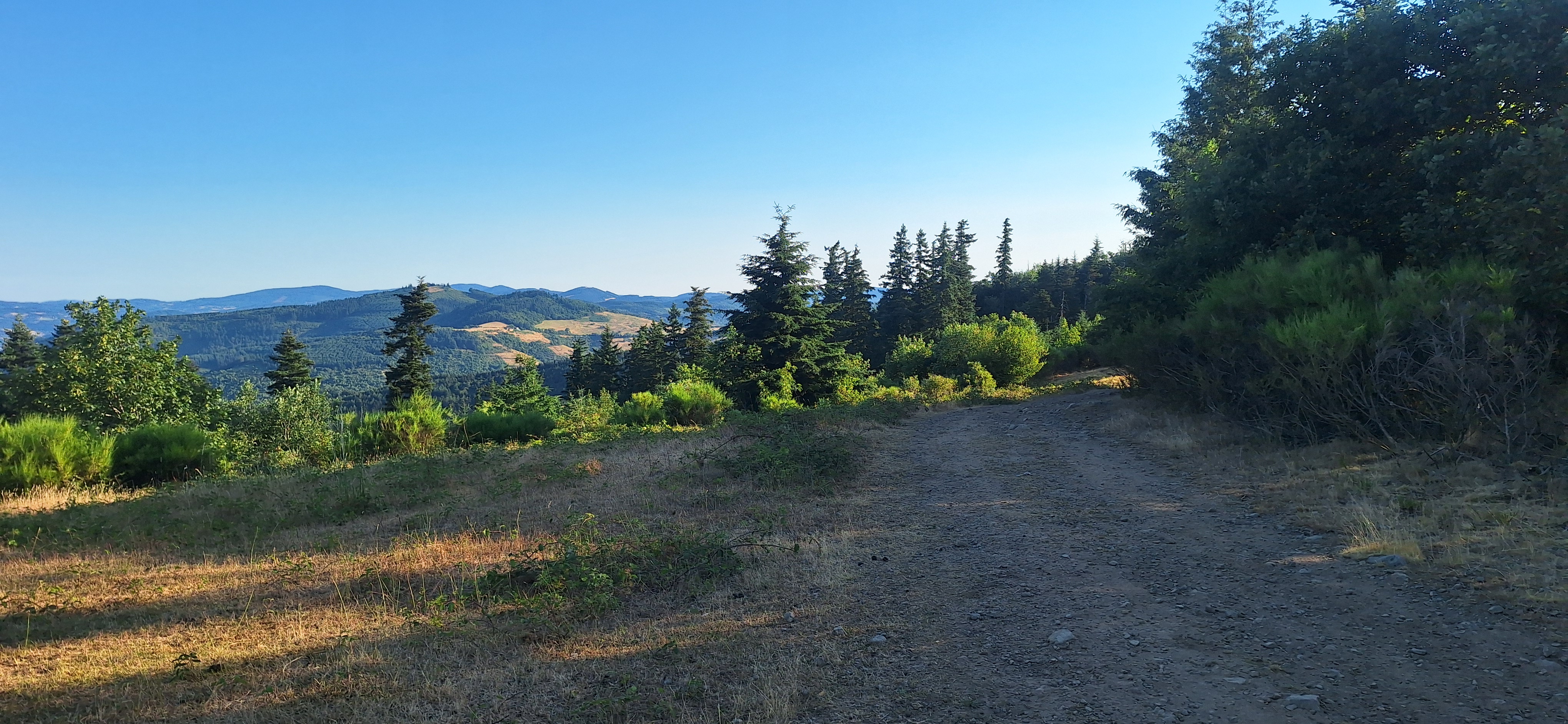 Chemin en crête avec vue