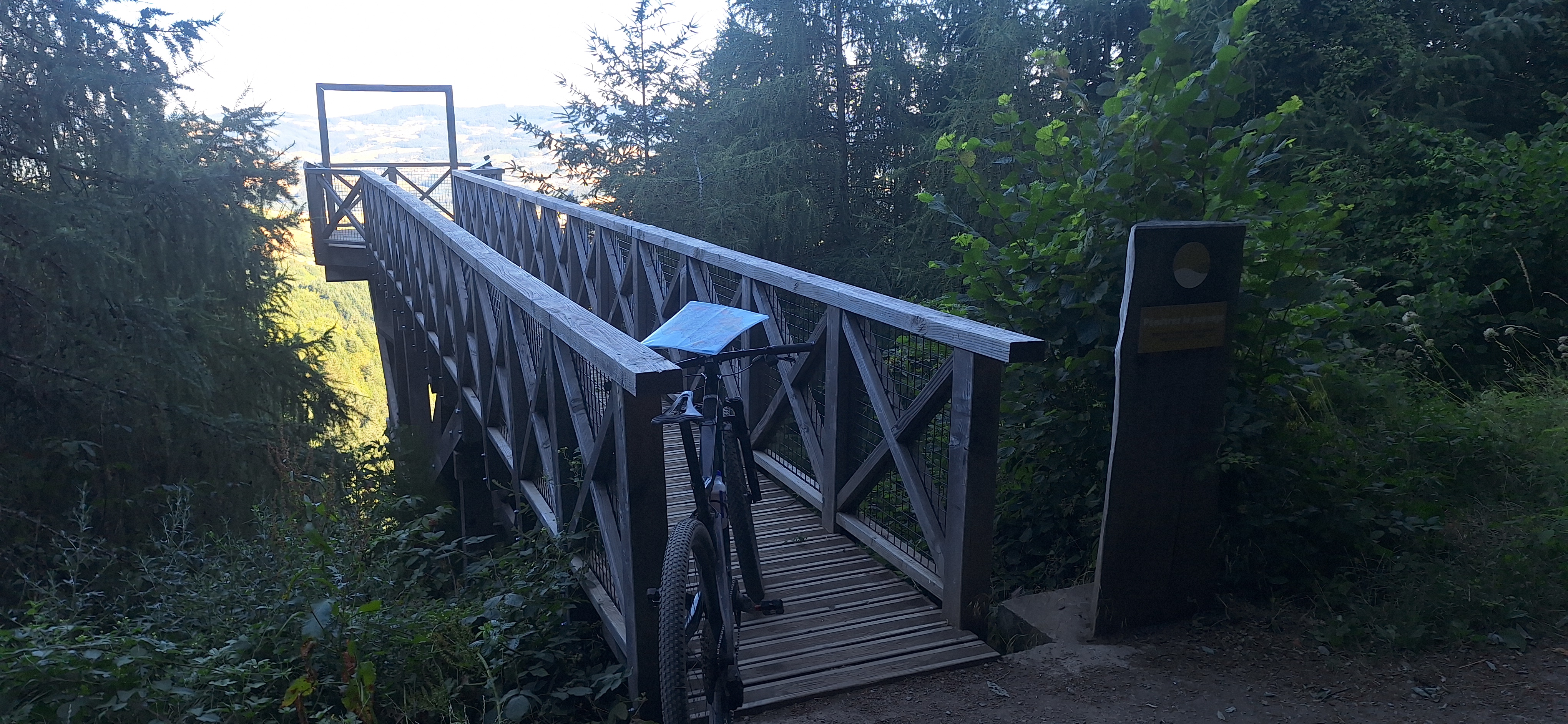 Passerelle bois avec VTT et balise